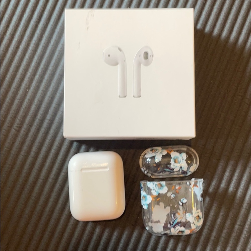 Apple Airpods charging case with case and box